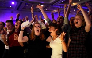 Supporters from the "No" Campaign react to a declaration in their favour, at the Better Together Campaign headquarters in Glasgow, Scotland September 19, 2014.  Photo: REUTERS.