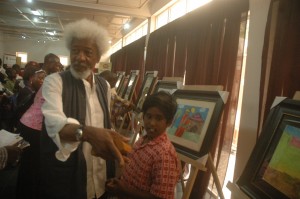 Soyinka with one of the participating children