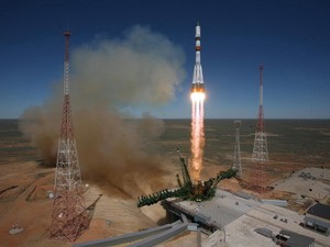 A handout picture dated 28 April 2015 and released by the press service of the Russian Federal Space Agency Roscosmos shows a Russian Soyuz-2.1a launch vehicle carrying Progress M-27M cargo ship lifting off from the Baikonur cosmodrome in Kazakhstan, 28 April 2015. The unmanned Russian space cargo rocket caught fire in early Friday as it entered the atmosphere after spinning out of control. EPA/ROSCOSMOS / HANDOUT HANDOUT EDITORIAL USE ONLY/NO SALES