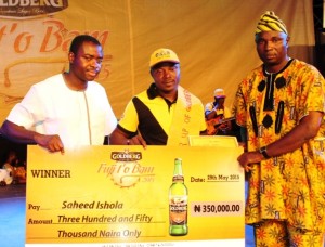 G4; Senior Brand Manager Legend and Life Lager Beer, Funsho Ayeni, First Runner up of Goldberg Fuji T'o Bam 2015 and a Fuji Veteran and Judge of the Show, Alhaji Sikiru Agboola during the presentation of Cheque at the Goldberg Fuji T'o Bam grand finale in Ibadan.