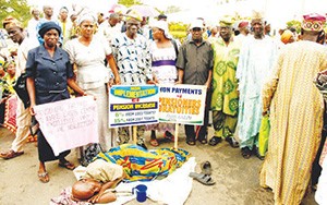 Pensioners protesting non payment of their gratuities and-pension arrears at the Lagos State Secretariat, Alausa