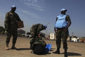 Ghanian U.N. peacekeepers wait for a bus upon arriving in Juba February 28, 2014.     REUTERS/Andreea Campeanu