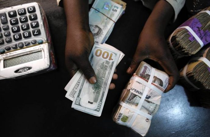 Naira exchanges N900 to a Dollar at parallel market