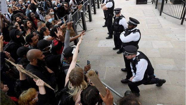 Police clashes with protestors on Downing St