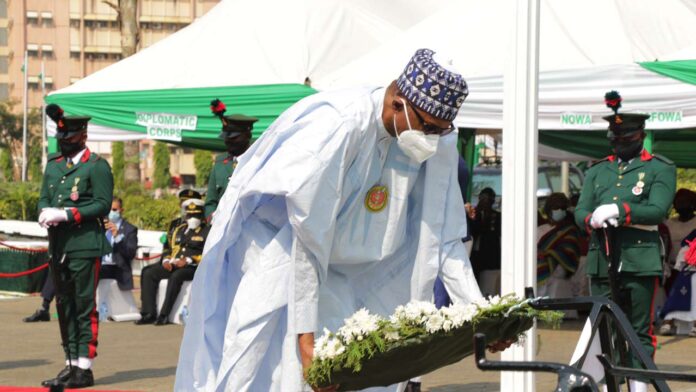 Muhammadu-Buhari holding a wreath