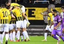 Vitesse-Spurs players climbing one another Vitesse