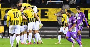 Vitesse-Spurs players climbing one another Vitesse