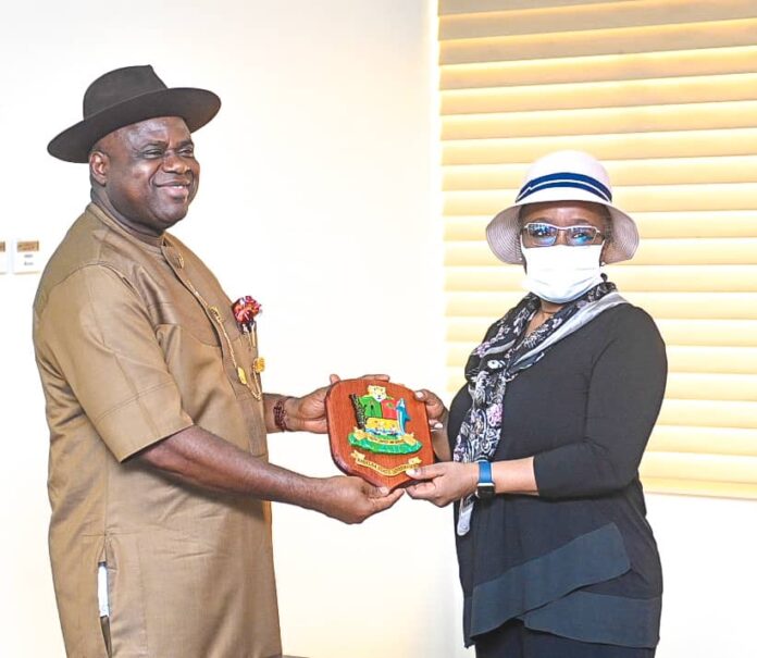 Diri-disagrees. Diri-presenting-a-plaque-to-the-Minister-Mrs-Ikeazor