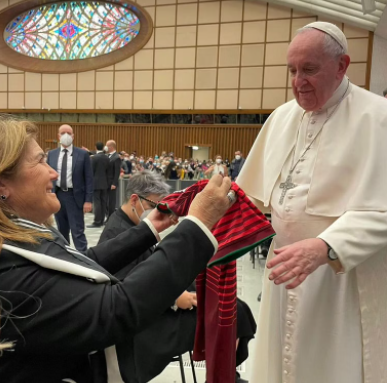 Ronaldo's mother surprises Pope Francis with Portugal jersey