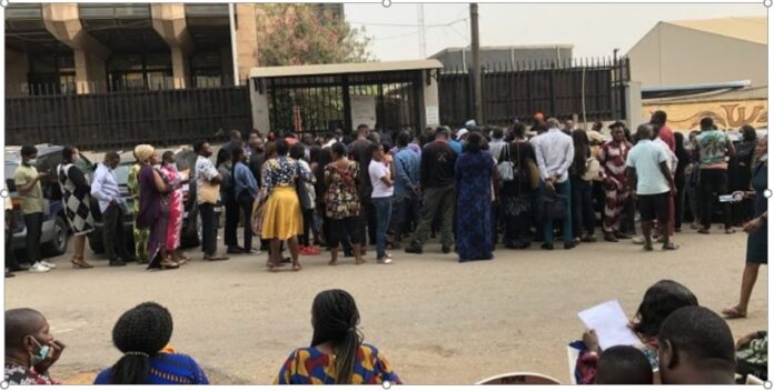 Nigerians queue