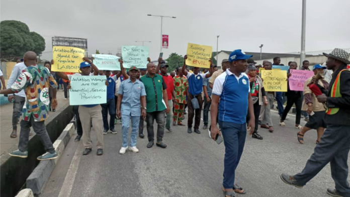 aviation workers protest