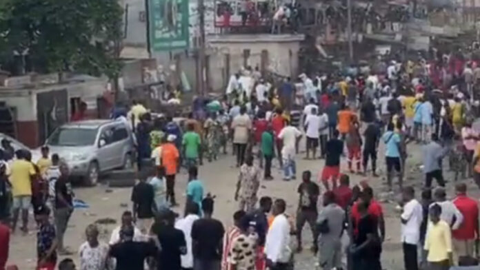 Traders clash with hoodlums at Alaba market