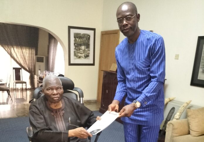 TheNiche visits Dr. Christopher Kolade, presents 'Hall of Fame' plaque