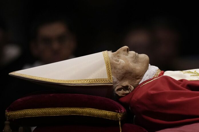 More than 60,000 view Benedict XVI's body at Vatican