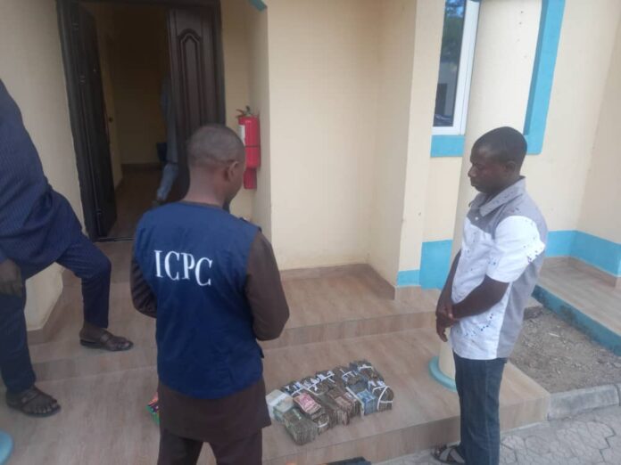 Vote-buying. ICPC-operatives-with-the-suspect-and-the-intercepted-cash