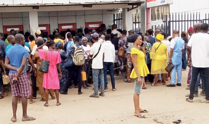 nigeria-cash-queue-naira-policy