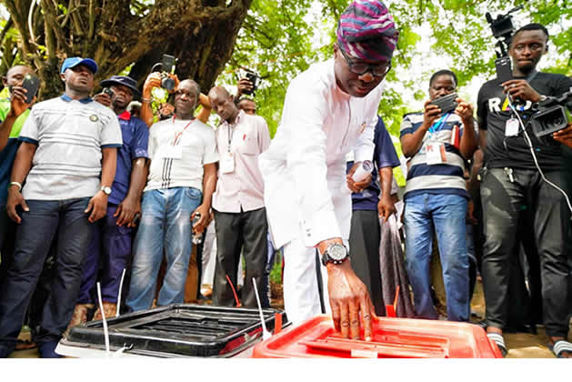 Sanwo-Olu-casts-his-vote