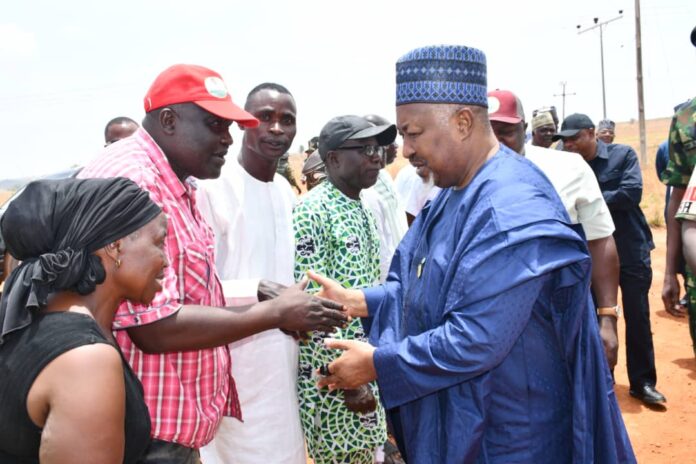 Jos-attacks. Badaru-and-members-of-the-community