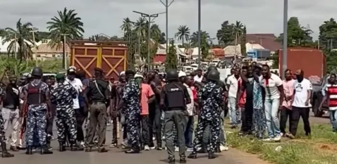 BREAKING: Thugs block Peter Obi’s convoy from entering Benue; rascality totally unacceptable, says Obi